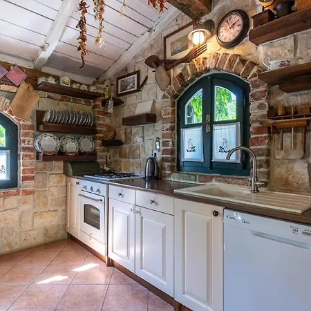 Casa de Férias Cozy In With Kitchen Maslenica